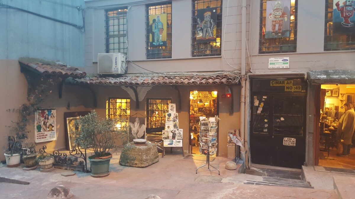 Cihangir semtinde bulunan bir dükkan ve çevresi, vitrinleriyle birlikte dikkat çekici bir görünüm sunuyor.