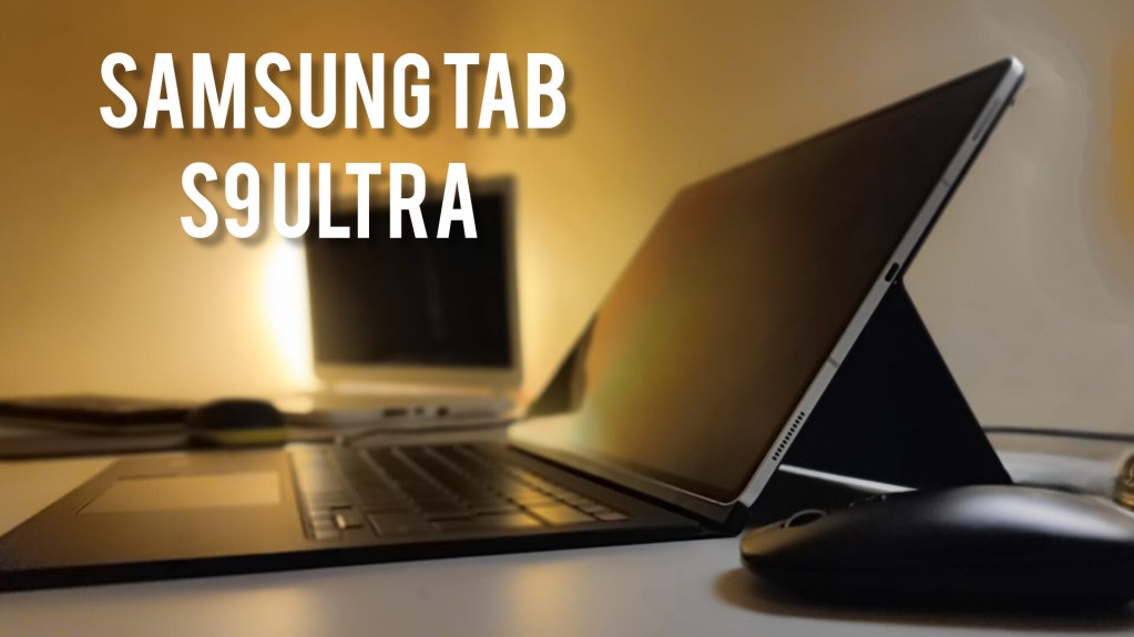 Samsung Tab S9 Ultra tablet, yan tarafında bir fare ile birlikte bir masa üstünde yer alıyor.